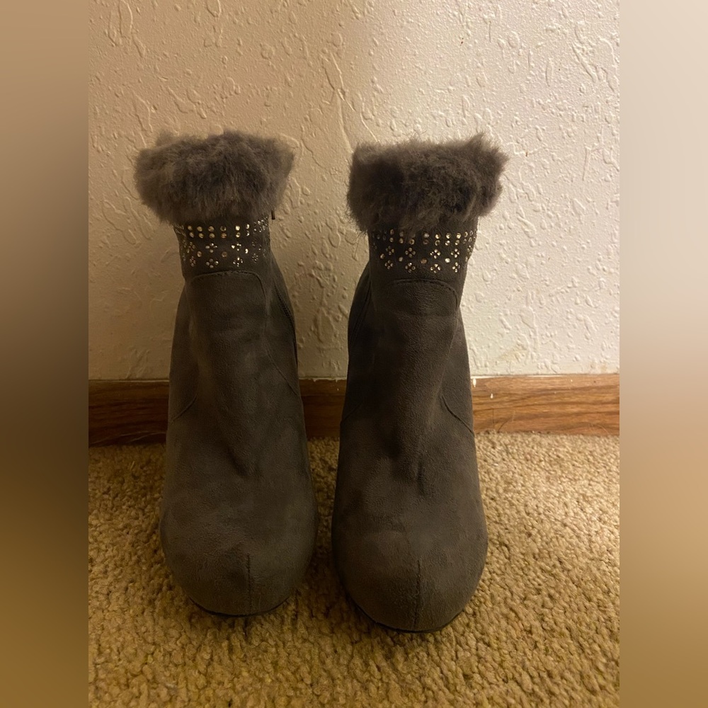 Selling these cute grey winter heels.